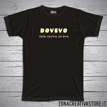 Carica l&#39;immagine nel visualizzatore di Gallery, T-shirt DOVEVO SOLO USCIRE UN ORA