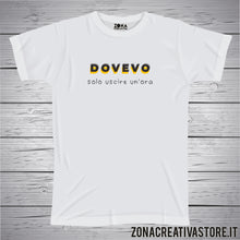 Carica l&#39;immagine nel visualizzatore di Gallery, T-shirt DOVEVO SOLO USCIRE UN ORA