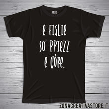 Carica l'immagine nel visualizzatore di Gallery, T-shirt divertente con frase in dialetto napoletano E figlie so’ ppiezz e còre