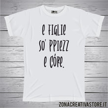 Carica l'immagine nel visualizzatore di Gallery, T-shirt divertente con frase in dialetto napoletano E figlie so’ ppiezz e còre