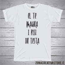 Carica l&#39;immagine nel visualizzatore di Gallery, T-shirt divertente con frase in dialetto veneto el te magna i risi in testa