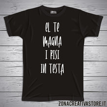 Carica l&#39;immagine nel visualizzatore di Gallery, T-shirt divertente con frase in dialetto veneto el te magna i risi in testa