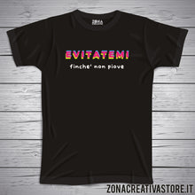 Carica l&#39;immagine nel visualizzatore di Gallery, T-shirt EVITATEMI FINCHE&#39; NON PIOVE