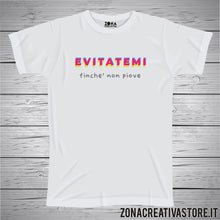Carica l&#39;immagine nel visualizzatore di Gallery, T-shirt EVITATEMI FINCHE&#39; NON PIOVE