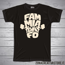 Carica l'immagine nel visualizzatore di Gallery, T-shirt divertente con frase in dialetto bergamasco Fam mia da fo
