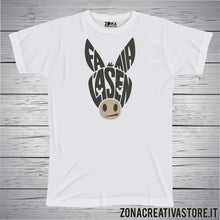 Carica l'immagine nel visualizzatore di Gallery, T-shirt divertente con frase in dialetto bergamasco Fa mia l'asen 1