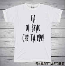 Carica l&#39;immagine nel visualizzatore di Gallery, T-shirt divertente con frase in dialetto Fa ol brao che ta ede!