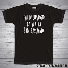Carica l'immagine nel visualizzatore di Gallery, T-shirt divertente con frase in dialetto napoletano Fatte curaggio ca ‘a vita è nu passaggio