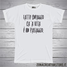 Carica l'immagine nel visualizzatore di Gallery, T-shirt divertente con frase in dialetto napoletano Fatte curaggio ca ‘a vita è nu passaggio