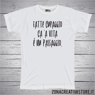 T-shirt divertente con frase in dialetto napoletano Fatte curaggio ca ‘a vita è nu passaggio