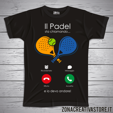 Carica l&#39;immagine nel visualizzatore di Gallery, T-shirt divertenti Il Padel sta chiamando e io devo rispondere