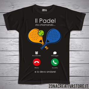 T-shirt divertenti Il Padel sta chiamando e io devo rispondere