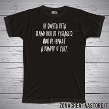 Carica l'immagine nel visualizzatore di Gallery, T-shirt divertente con frase in dialetto napoletano In questa vita siamo solo di passaggio. Nun ve fermat’ a romper’ o’ cazz