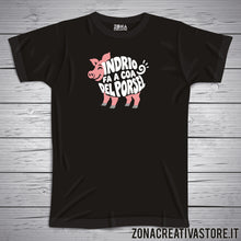 Carica l'immagine nel visualizzatore di Gallery, T-shirt divertente con frase in dialetto veneto Indrio fa a coa del porsel