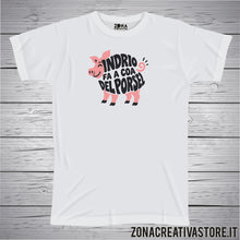 Carica l'immagine nel visualizzatore di Gallery, T-shirt divertente con frase in dialetto veneto Indrio fa a coa del porsel