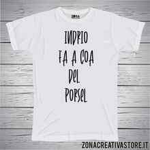 Carica l&#39;immagine nel visualizzatore di Gallery, T-shirt divertente con frase in dialetto veneto indrio fa a coa del porsel