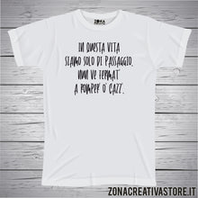 Carica l'immagine nel visualizzatore di Gallery, T-shirt divertente con frase in dialetto napoletano In questa vita siamo solo di passaggio. Nun ve fermat’ a romper’ o’ cazz