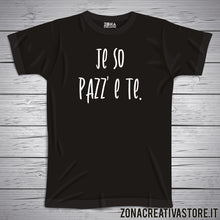 Carica l'immagine nel visualizzatore di Gallery, T-shirt divertente con frase in dialetto napoletano Je so pazz’ e te