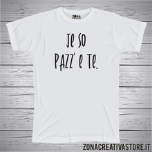 Carica l'immagine nel visualizzatore di Gallery, T-shirt divertente con frase in dialetto napoletano Je so pazz’ e te