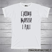 Carica l&#39;immagine nel visualizzatore di Gallery, T-shirt divertente con frase in dialetto veneto l&#39;acqua marsisse i pali