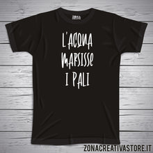 Carica l&#39;immagine nel visualizzatore di Gallery, T-shirt divertente con frase in dialetto veneto l&#39;acqua marsisse i pali