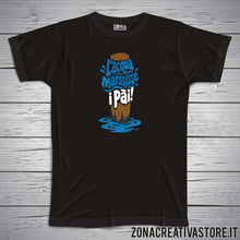Carica l'immagine nel visualizzatore di Gallery, T-shirt divertente con frase in dialetto veneto L'acqua marsisse i pai