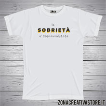 Carica l&#39;immagine nel visualizzatore di Gallery, T-shirt LA SOBRIETA&#39; E&#39; SOPRAVVALUTATA