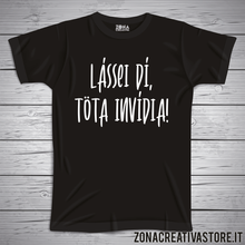 Carica l&#39;immagine nel visualizzatore di Gallery, T-shirt divertente con frase in dialetto Làssei dì tota invìdia!