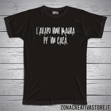 Carica l'immagine nel visualizzatore di Gallery, T-shirt divertente con frase in dialetto napoletano L’avaro nun magna pe’ ’nu cacà