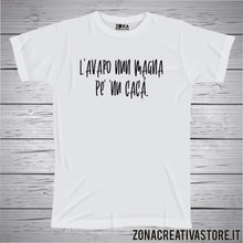 Carica l'immagine nel visualizzatore di Gallery, T-shirt divertente con frase in dialetto napoletano L’avaro nun magna pe’ ’nu cacà