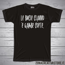 Carica l&#39;immagine nel visualizzatore di Gallery, T-shirt divertente con frase in dialetto romano LE BUCIE CIANNO E&#39; GAMBE CORTE