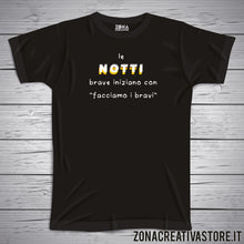 Carica l&#39;immagine nel visualizzatore di Gallery, T-shirt LE NOTTI BRAVE INIZIANO CON &quot;FACCIAMO I BRAVI&quot;