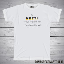 Carica l&#39;immagine nel visualizzatore di Gallery, T-shirt LE NOTTI BRAVE INIZIANO CON &quot;FACCIAMO I BRAVI&quot;