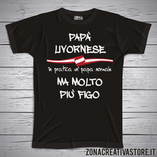 Carica l&#39;immagine nel visualizzatore di Gallery, T-shirt festa del papà PAPA&#39; LIVORNESE IN PRATICA UN PAPA&#39; NORMALE MA MOLTO PIU&#39; FIGO