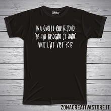 Carica l'immagine nel visualizzatore di Gallery, T-shirt divertente con frase in dialetto napoletano Ma quelli che dicono “Se hai bisogno ci sono” Vuij l’at vist poi?