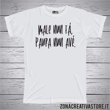 Carica l&#39;immagine nel visualizzatore di Gallery, T-shirt divertente con frase in dialetto romano MALE NUN FA&#39; PAURA NUN AVE&#39;