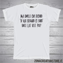 Carica l'immagine nel visualizzatore di Gallery, T-shirt divertente con frase in dialetto napoletano Ma quelli che dicono “Se hai bisogno ci sono” Vuij l’at vist poi?