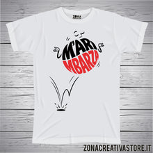 Carica l'immagine nel visualizzatore di Gallery, T-shirt divertente con frase in dialetto romano M'arimbarza