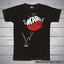Carica l'immagine nel visualizzatore di Gallery, T-shirt divertente con frase in dialetto romano M'arimbarza