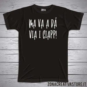 T-shirt divertente con frase in dialetto milanese Ma va a dà via i ciapp!