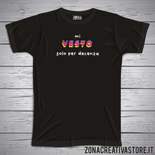 Carica l&#39;immagine nel visualizzatore di Gallery, T-shirt MI VESTO SOLO PER DECENZA