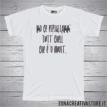 Carica l'immagine nel visualizzatore di Gallery, T-shirt divertente con frase in dialetto napoletano Mo ce ripigliamm’ tutt’ chell che è ‘o nuost’