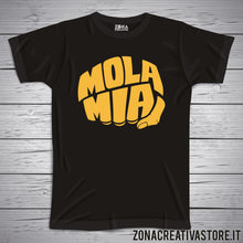Carica l'immagine nel visualizzatore di Gallery, T-shirt divertente con frase in dialetto bergamasco Mola mia 1
