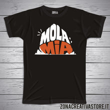 Carica l'immagine nel visualizzatore di Gallery, T-shirt divertente con frase in dialetto bergamasco Mola mia