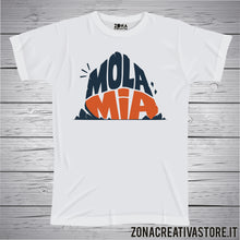 Carica l'immagine nel visualizzatore di Gallery, T-shirt divertente con frase in dialetto bergamasco Mola mia