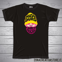 Carica l'immagine nel visualizzatore di Gallery, T-shirt divertente con frase in dialetto veneto Muso duro e bareta fracada