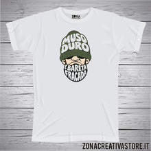 Carica l'immagine nel visualizzatore di Gallery, T-shirt divertente con frase in dialetto veneto Muso duro e bareta fracada