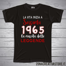 Carica l&#39;immagine nel visualizzatore di Gallery, T-shirt per festa di compleanno LA VITA INIZIA A 60 ANNI