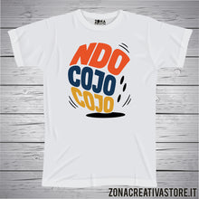 Carica l'immagine nel visualizzatore di Gallery, T-shirt divertente con frase in dialetto romano Ndo cojo cojo