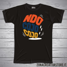 Carica l'immagine nel visualizzatore di Gallery, T-shirt divertente con frase in dialetto romano Ndo cojo cojo